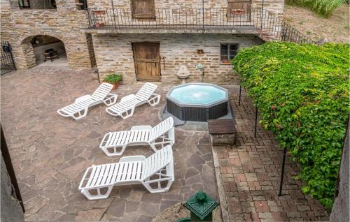 Nice Home In Prasco With Jacuzzi, Wifi And 2 Bedrooms