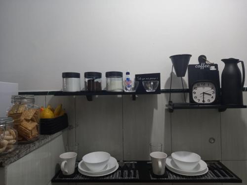 una cocina con platos y un reloj en un estante en LOFT RIO, en Río de Janeiro
