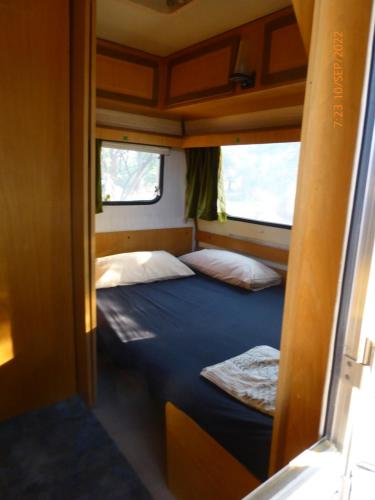 a small room with two beds in the middle at Caravana SolyVida Tabernas in Tabernas