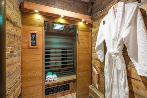 een badkamer met een douche en een spiegel bij Grange Boutique Hotel in Grange Over Sands