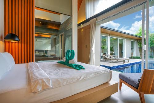 1 dormitorio con un cactus en la cama junto a la piscina en Sunpao Pool Villa by HCR en Layan Beach