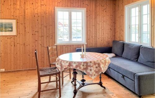 Posezení v ubytování Gorgeous Home In Farsund With Kitchen