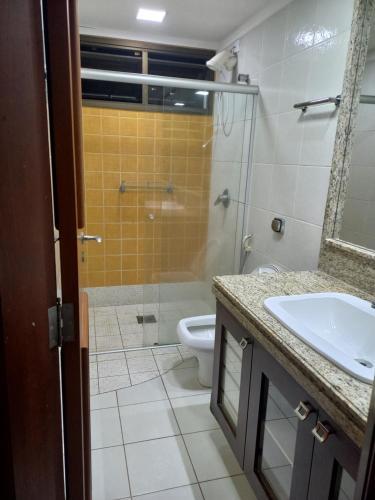 La salle de bains est pourvue d'une douche, de toilettes et d'un lavabo. dans l'établissement Apt na região central , Completo com 2 camas casal, à Patos de Minas