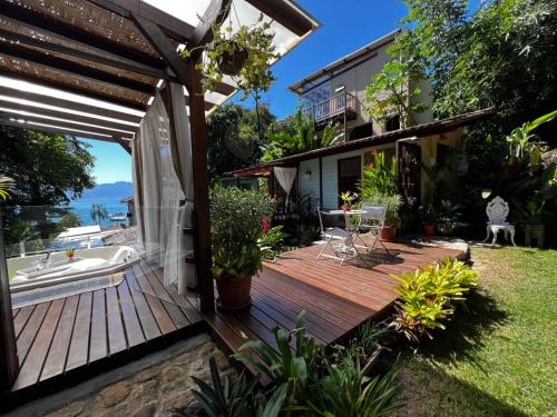 a wooden deck with a bath tub in a yard at Pousada Bela Vista in Abraão