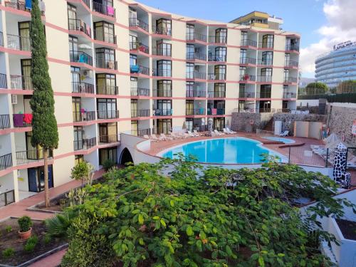 The swimming pool at or close to Guinea Nidive apartment