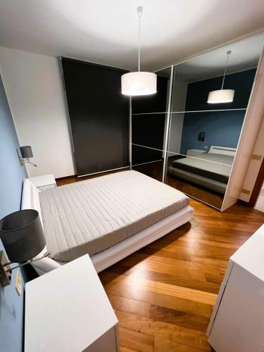 um quarto com uma cama e um espelho grande em Nandrino em Trapani
