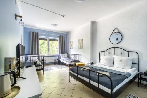una camera con letto e un soggiorno di Apartamenty Stara Praga - Wiatraczna a Varsavia