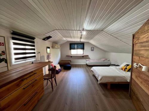 um quarto grande com uma cama e um sofá em בית מול ירח em Ma'alot Tarshiha