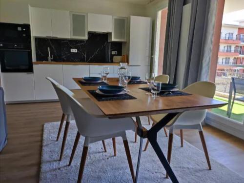 a dining room table and chairs in a kitchen at 2 Appartements au Centre d'EVRY proches de PARIS in Evry-Courcouronnes