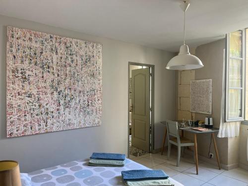 Posteľ alebo postele v izbe v ubytovaní Chambre paisible dans une ancienne bâtisse rénovée