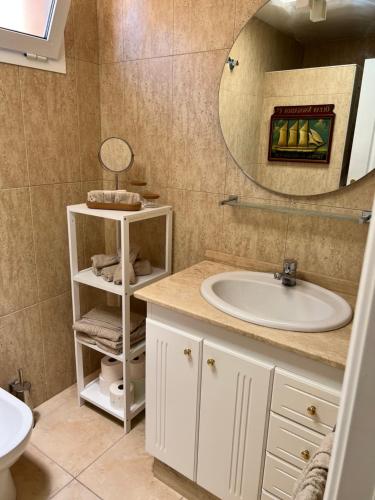 ein Bad mit einem Waschbecken und einem Spiegel in der Unterkunft Bella Vista in Poris de Abona