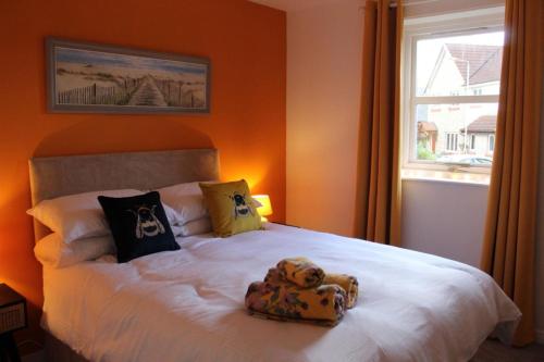 un osito de peluche en una cama en un dormitorio en Cheery Craigie ground floor apartment en Perth