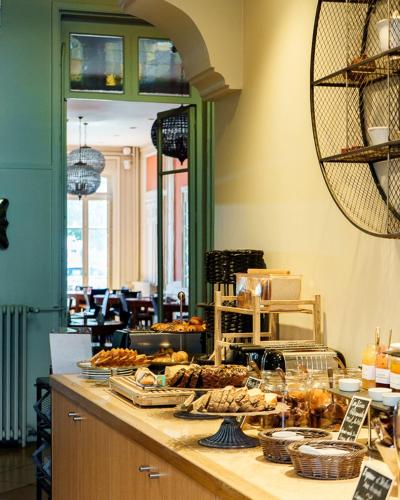 a buffet line with many different types of food at Best Western Plus d'Europe et d'Angleterre in Mâcon