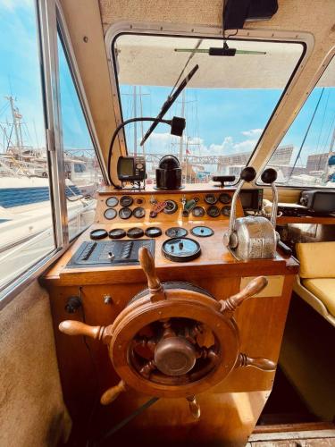 una sala de control de un barco con volante en Stylish 80´s Fishing Boat, en Barcelona