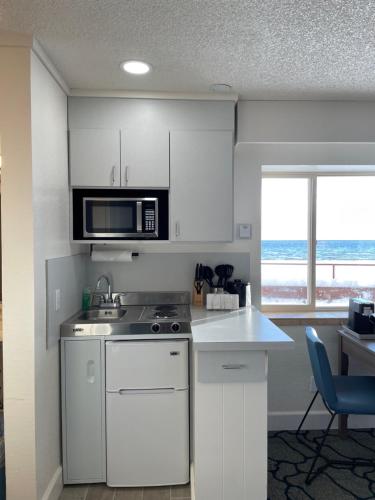 a kitchen with a stove and a microwave at Crown Motel in Kings Beach