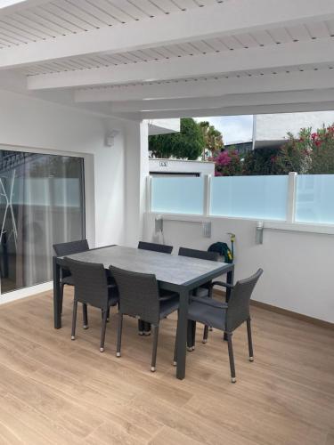 Una mesa de comedor y sillas en una habitación. en Apartamento Belva, en Puerto del Carmen