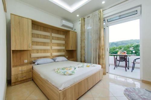 Postel nebo postele na pokoji v ubytování Flori Apartments