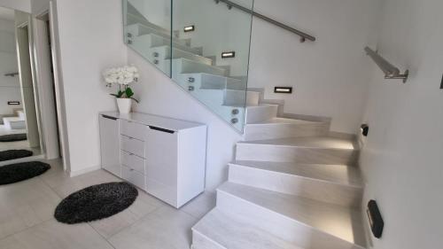 una scala in una casa con un vaso di fiori di Holiday House Gavran a Vodice