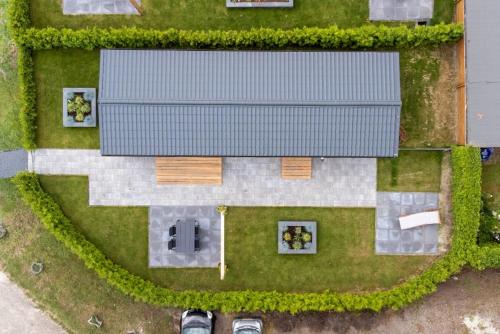 Recreatiepark Maas en Bos في فيليلويْ: إطلالة علوية على منزل به سقف