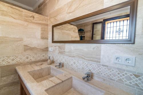 W łazience znajduje się umywalka i lustro. w obiekcie Villa Paradise w mieście Benalmádena
