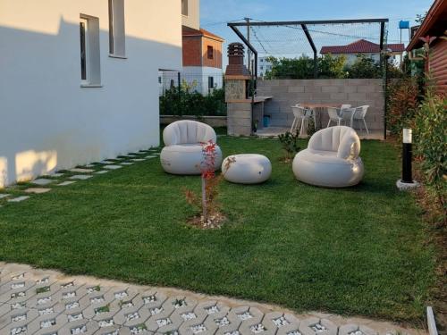 a backyard with two bean chairs and a table at The quiet place in Hamallë