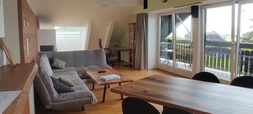 a living room with a couch and a table at Ferienwohnung Sonnenhang Würnitz in Würnitz