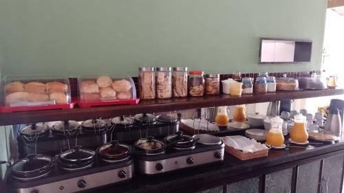 a kitchen with a bunch of different types of food at Hipolitus Apart Hotel in Lagarto