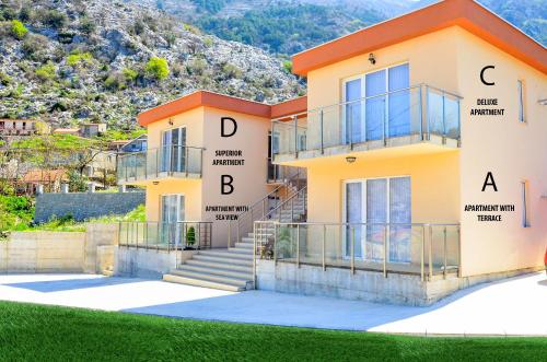 een huis met namen erop bij Four Seasons Apartments in Kotor