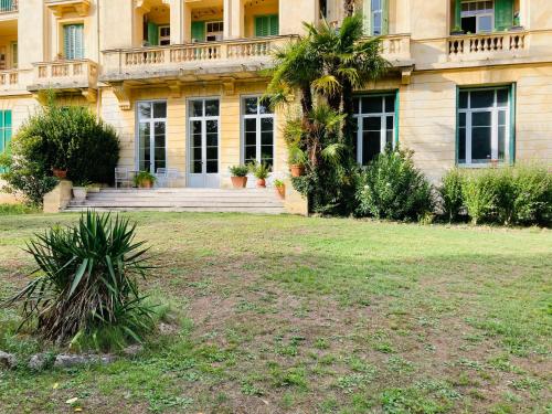 a large building with a lawn in front of it at Charmant appartement dans une magnifique résidence in Sospel