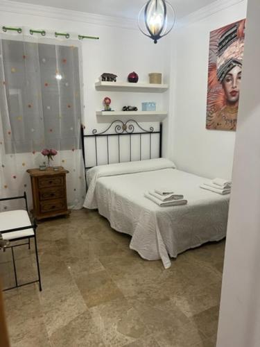1 dormitorio con 1 cama, 1 mesa y 1 silla en Alojamiento las Delicias, en Hornachuelos
