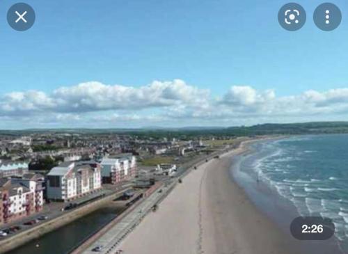 uma vista para uma praia com edifícios e o oceano em Ayr em Ayr