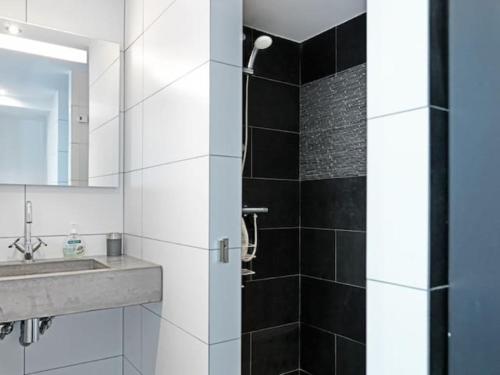 La salle de bains est pourvue d'un lavabo et d'un miroir. dans l'établissement Het Appense veld, à Klarenbeek