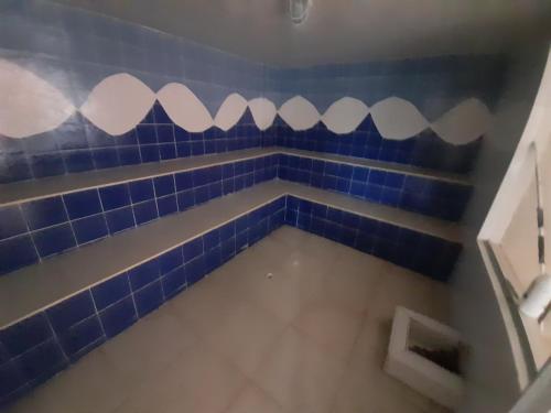 ein Bad mit blauen und weißen Wandfliesen in der Unterkunft Apartamento 402-G San Gil in San Gil