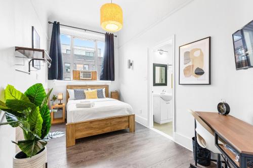 a bedroom with a bed and a desk in it at Le Sand & Stone Hotel in Montréal