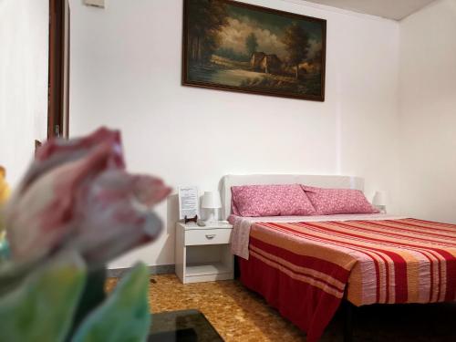 - une chambre avec un lit et une peinture murale dans l'établissement In the Heart of Rome, à Rome