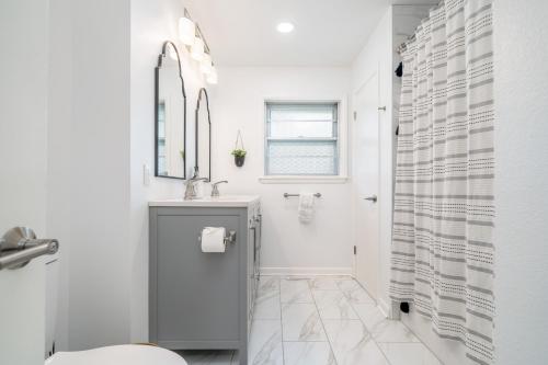 Koupelna v ubytování Golden Racehorse - Luxury Mid-Century Modern