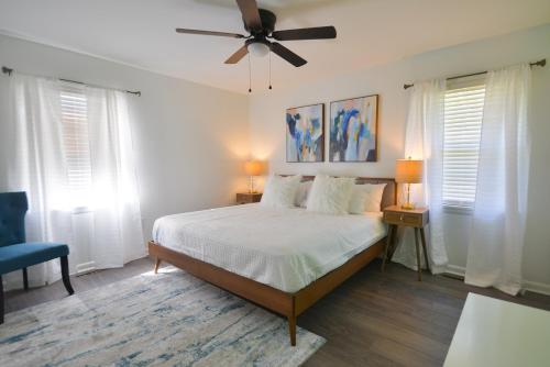 Postel nebo postele na pokoji v ubytování Golden Racehorse - Luxury Mid-Century Modern