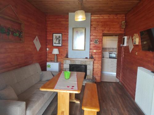 a living room with a couch and a table at Ο Σκίουρος Παραδοσιακοί Ξενώνες in Oíti