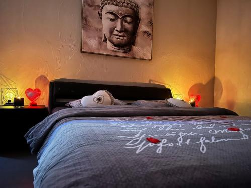 מיטה או מיטות בחדר ב-Charmant logement avec Spa, Sauna et terrasse