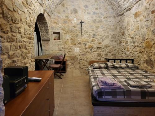 Postel nebo postele na pokoji v ubytování Traditional medieval Holiday House In Kalamoti