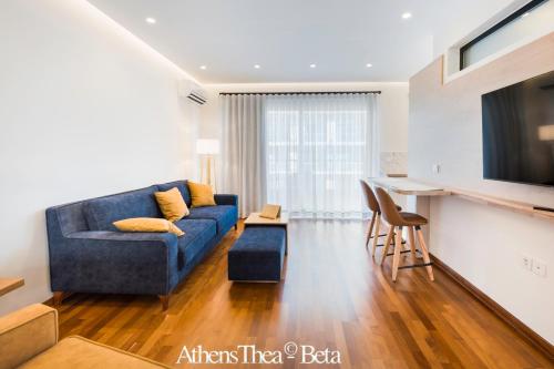 un salon avec un canapé bleu et une télévision dans l'établissement AthensThea Luxury Penthouse Apt in Omonia 115sq.m., à Athènes
