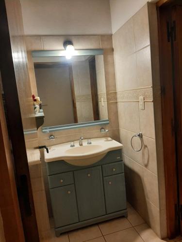 y baño con lavabo y espejo. en Casa Luminosa en San Rafael