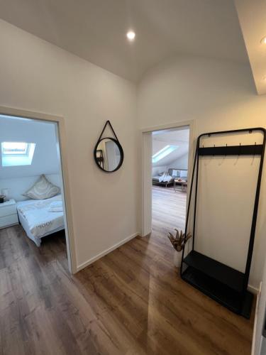 Cette chambre comprend un miroir et un lit. dans l'établissement Ferienwohnung LiDuJe, à Eislingen/Fils