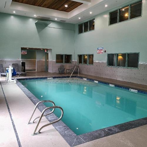 a large swimming pool in a building at GreenTree Inn & Suites Pinetop in Pinetop-Lakeside