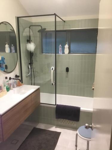 y baño con ducha y lavamanos. en Kookaburra’s Rest, en Cams Wharf