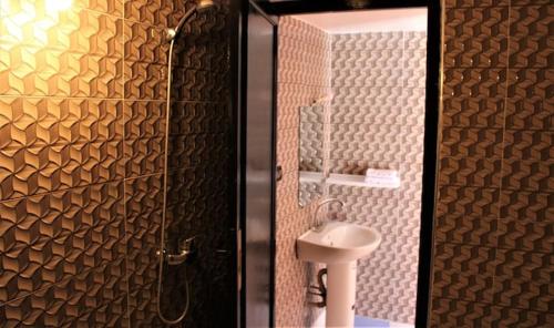y baño con aseo y ducha con lavamanos. en maison familiale chez Salwa, en Ouarzazate