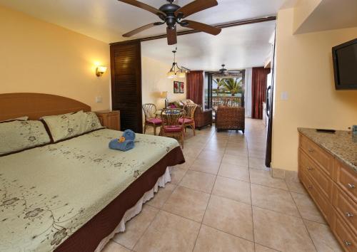 ein Schlafzimmer mit einem Bett und ein Wohnzimmer in der Unterkunft Sapphire Beach Beachfront Condo Free Wi - Fi! - Save! in East End