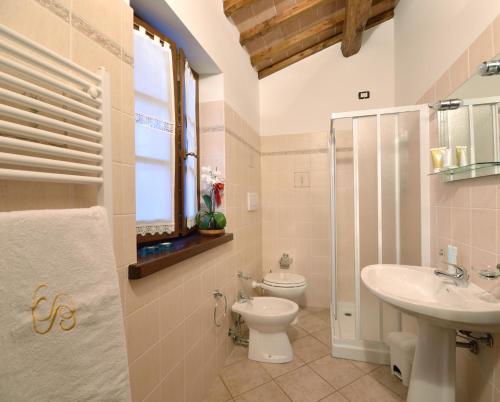 e bagno con servizi igienici, lavandino e doccia. di Agriturismo San Severo a Passignano sul Trasimeno