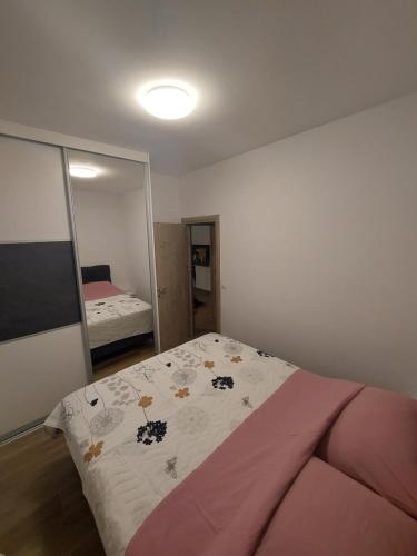 1 dormitorio con cama y espejo en Apartmani Antonia, en Račišće