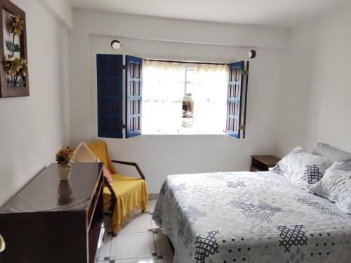 a bedroom with a bed and a window at Pouso Ponte dos Suspiros com Garagem in Ouro Preto